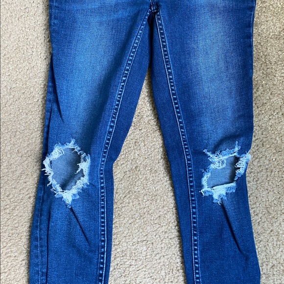 🦋 FREE PEOPLE DISTRESSED JEANS - Picture 2 of 6